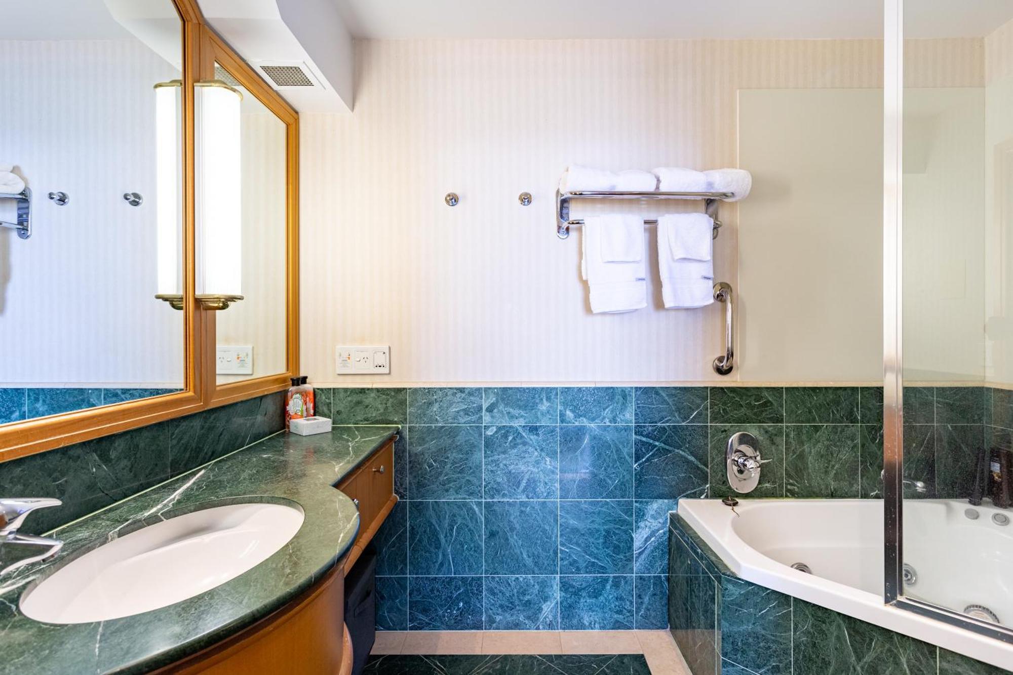 Luxury Privately Owned Ocean View Studio Apartments At O4Ks Gold Tower Гоулд Коуст Екстериор снимка